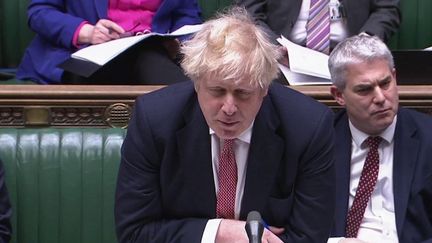 En Grande-Bretagne, le chef du&nbsp;gouvernement Boris&nbsp;Johnson veut tourner la page du&nbsp;Covid-19, ou en tout cas apprendre à vivre&nbsp;avec.&nbsp;La journaliste&nbsp;Maëlys&nbsp;Septembre, en duplex depuis les studios de France Télévisions à Londres, revient sur les nouvelles annonces du Premier ministre britannique.&nbsp; (FRANCE 2)