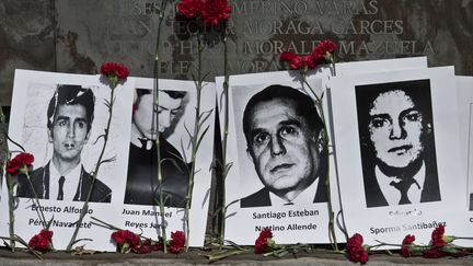 Des portraits de victimes de la dictature de Pinochet, le 10 septembre 2013 &agrave; Santiago (Chili). (MARTIN BERNETTI / AFP)