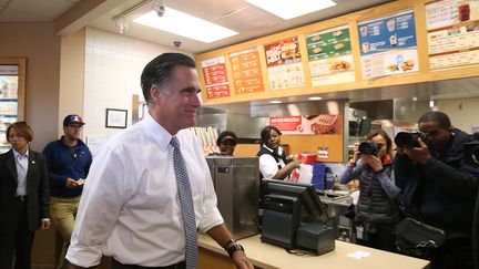 Le candidat Mitt Romney prend son d&eacute;jeuner dans un fast food de la cha&icirc;ne Wendy's &agrave; Richmond (Massachusetts). (JUSTIN SULLIVAN / GETTY IMAGES / AFP)