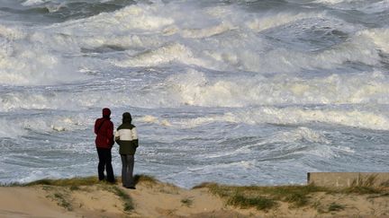 Deux personnes observent les vagues, le 3 novembre 2013, &agrave; Boulogne-sur-Mer (Pas-de-Calais). (PHILIPPE HUGUEN / AFP)