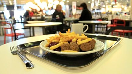 Un plat de boulettes de viande servi dans un restaurant du groupe su&eacute;dois Ikea, &agrave; Brno (R&eacute;publique tch&egrave;que), le 25 f&eacute;vrier 2013.&nbsp; (RADEK MICA / AFP)