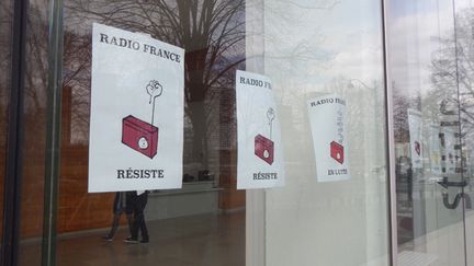  (La grève à Radio France du point de vue des auditeurs -Affiches posées sur les vitres de Radio France © Jean-Christophe Bourdillat - RADIO FRANCE)