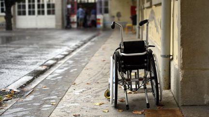 Le fauteuil roulant d'un élève handicapé dans une école de Nancy (illustration).&nbsp; (NCY / MAXPPP)