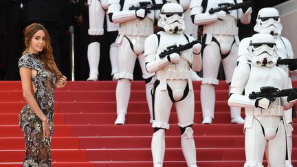 Nabilla monte les marches du palais des Festivals à Cannes (Alpes-Maritimes), le 15 mai 2018. (LOIC VENANCE / AFP)