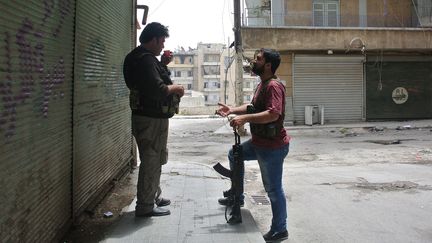 Des rebelles syriens dans la banlieue d'Alep, dans le nord de la Syrie, le 9 mai 2013. (AFP)