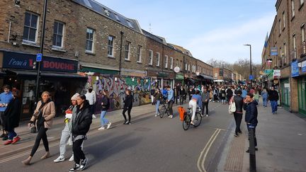 Malgré le confinement, les Londoniens continuent de sortir, ici dans&nbsp;le quartier de Broadway Market, en février 2021. (PAUL J. RICHARDS / AFP)