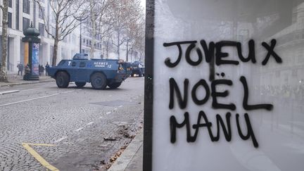 Des milliers de manifestants se sont rassemblés sur les Champs-Elysées et dans les quartiers alentours, à Paris le 8 décembre 2018.&nbsp; (MAXPPP)