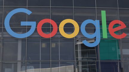 Le logo de Google sur la façade de son siège, à Mountain View (Californie, Etats-Unis), le 8 mars 2016. (CHRISTOPH DERNBACH / DPA / AFP)