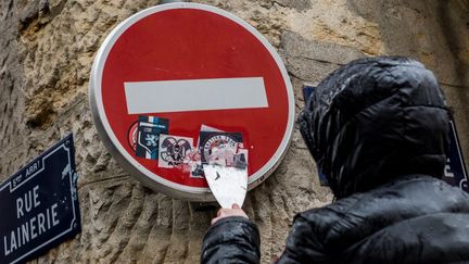 Un groupe d'une vingtaine de personnes&nbsp;débarrasse les rues de Lyon des autocollants des groupuscules d'extrême droite, le 20 janvier 2018. (NICOLAS LIPONNE / NURPHOTO)