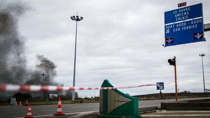 Des manifestants bloquent le port du Havre, le 10 janvier 2020. (LOU BENOIST / AFP)