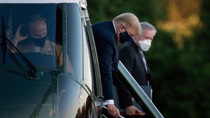 Donald Trump arrive par hélicoptère à l'hôpital Walter Reed, à Bethesda, dans le Maryland, le 2 octobre 2020.&nbsp; (BRENDAN SMIALOWSKI / AFP)