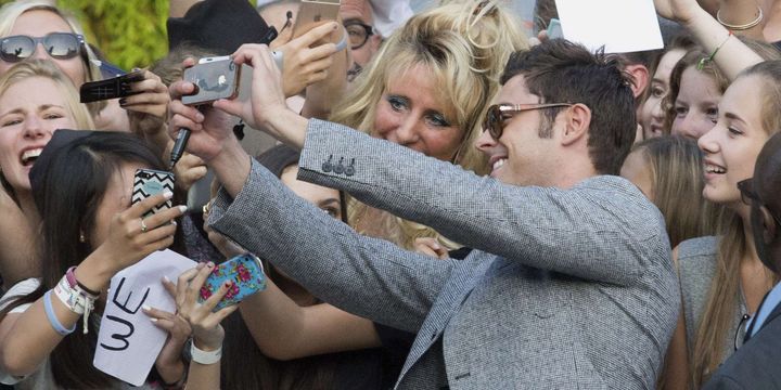 Zac Efron en mode selfie à Lomme lors de la présentation du film "We are your friends"
 (Jacques Brinon/AP/SIPA)