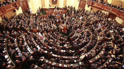 Les d&eacute;put&eacute;s &eacute;gyptiens, lors de la premi&egrave;re session de l'Assembl&eacute;e du peuple, le 23 janvier 2012 au Caire (Egypte). (ASMAA WAGUIH / AFP)