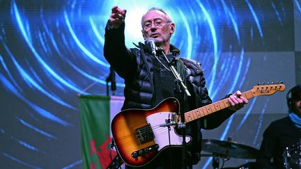 &nbsp; (Le chanteur Michael Jones présente ses excuses au sous-préfet de Montreuil-sur-Mer après l'avoir traité de "petit préfet qui a peur" © MAXPPP / Stéphane Guiochon)