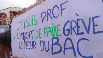 Les menaces de grève contre la réforme des retraites des enseignants ont donné quelques sueurs froides aux candidats du baccalauréat. Pour le coup d'envoi des épreuves écrites de spécialités pour 530 000 élèves, les arrêts de travail redoutés des surveillants n'ont pas entravé leur bon déroulement. (France 3)