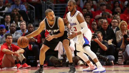 Les meneurs Tony Parker (San Antonio) et Chris Paul (Los Angeles Clippers) à la lutte (STEPHEN DUNN / GETTY IMAGES NORTH AMERICA)