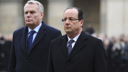 Le pr&eacute;sident Fran&ccedil;ois Hollande et le Premier ministre Jean-Marc Ayrault, photographi&eacute;s ici le 7 mars 2013, sont au plus bas des sondages en avril. (ZACHARIE SCHEURER / AFP)