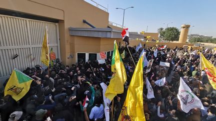 Des manifestants rassemblés devant l'ambassade américaine, le 31 décembre 2019 à Bagdad (Irak). (THAIER AL-SUDANI / REUTERS)