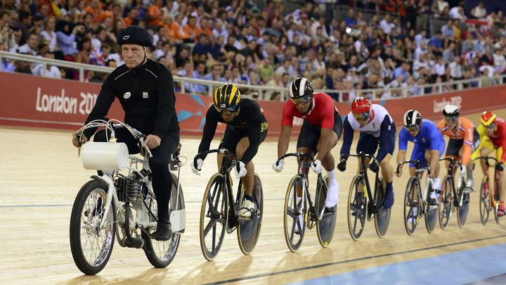 Le pilote du derny des JO de Londres ouvrant la voix aux coureurs lors de la finale olympique, le 7 août 2012. (LEON NEAL / AFP)