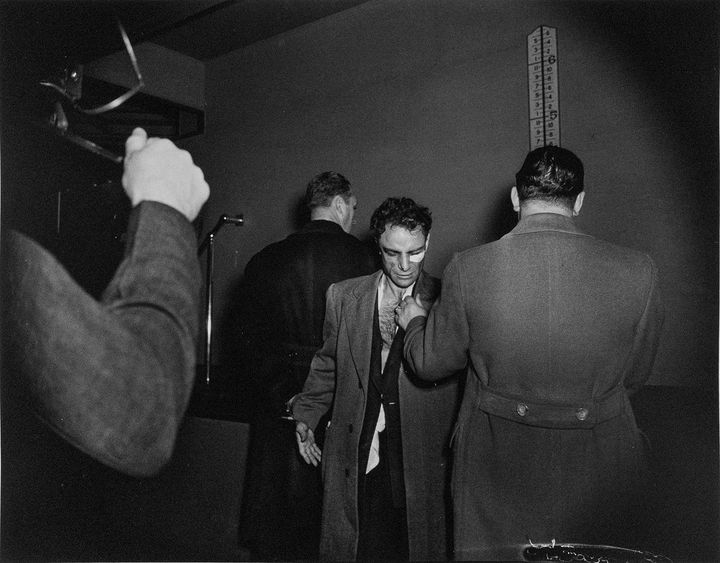 Weegee, "Anthony Esposito, soupçonné d’avoir assassiné un agent de police", 1941. (INTERNATIONAL CENTER OF PHOTOGRAPHY / LOUIS STETTNER ARCHIVES, PARIS.)