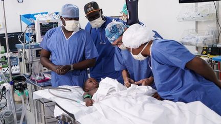 La petite Fanta a été opérée du cœur, dans un hôpital malien, le lundi 10 septembre. (SEBASTIEN RIEUSSEC / AFP)