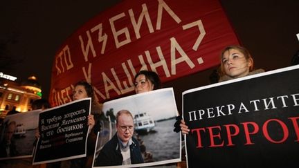 Dans les rues de Moscou, des manifestants apportent leur soutien à Oleg Kachine le 11 novembre 2010 après son agression (AFP - Alexey SAZONOV)