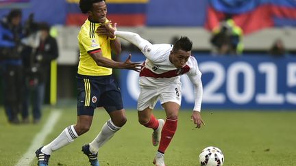 Christian Cueva (Pérou) prend le meilleur sur Carlos Sanchez (Colombie) (RODRIGO BUENDIA / AFP)