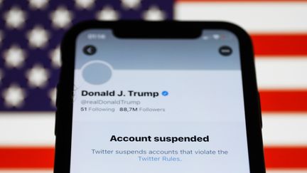 Le compte Twitter personnel de Donald Trump, suspendu par le réseau social, s'affiche&nbsp;sur un téléphone, le 9 janvier 2021. (JAKUB PORZYCKI / NURPHOTO / AFP)
