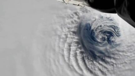 L'alerte cyclonique orange a été déclenchée sur l'île de la Réunion, entraînant la fermeture des écoles le lundi 20 février et peut-être mardi, en raison du cyclone Freddy, qui devrait néanmoins passer à une distance suffisante de l'île pour ne pas causer trop de dégâts. (FRANCE 2)