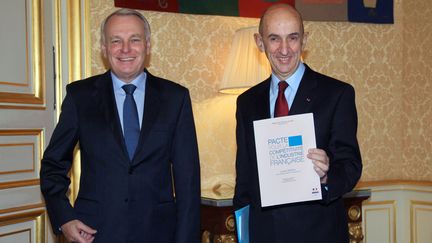 Jean-Marc Ayrault (&agrave; gauche) et Louis Gallois, le 5 novembre 2012 &agrave; Matignon, pour la remise du Pacte pour la comp&eacute;titivit&eacute; de l'industrie fran&ccedil;aise. (PIERRE VERDY / AFP)