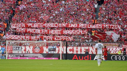 Des supporters du Bayern Munich brandissent une banderole de soutien aux r&eacute;fugi&eacute;s, le 29 ao&ucirc;t 2015 &agrave; Munich (Allemagne). (BERND FEIL / M.I.S. / SIPA)