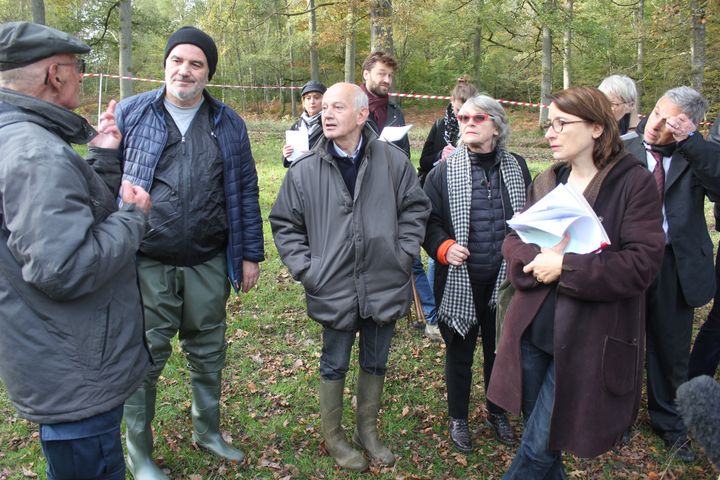 Fabienne Boulin Burgeat (au centre, avec des lunettes rouges) entourée de son avocate et de divers témoins, le 28 octobre 2019, lors d'une reconstitution organisée à l'étang Rompu, dans la forêt de Rambouillet (Yvelines). (CLEMENT PARROT / FRANCE INFO)