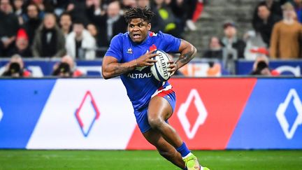 Le centre Jonathan Danty sous le maillot du XV de France contre l'Angleterre lors du dernier Tournoi, le 19 mars 2022. (MATTHIEU MIRVILLE / AFP)