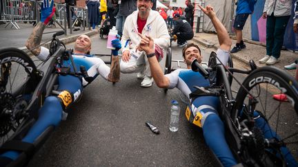 Johan Quaile (à gauche) et Mathieu Bosredon (a droite) célèbrent leur doublé en paracyclisme sur route (catégorie H3). Le second nommé l'a emporté devant son compatriote dans la course en ligne. (KELLERMAN YONATHAN / KMSP)