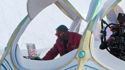 Djibrill Cissé alias DJ Tcheba aux platines du Tomorrowland Winter 2022 (France 3 Alpes)