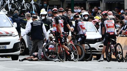 Caleb Ewan reste au sol après sa chute dans le sprint final dans Pontivy, lors de la 3e étape du Tour de France, le 28 juin (PHILIPPE LOPEZ / AFP)