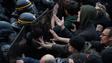 12e journée de mobilisation contre la réforme des Retraites à Paris, le 13 avril 2023. Tension entre les manifestants et la police, qui procède à la technique de la nasse, à la fin de la mobilisation. (Illustration) (JULIEN MATTIA / LE PICTORIUM / MAXPPP)