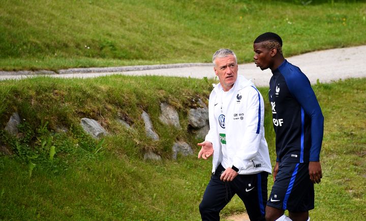 Didier Deschamps en discussion avec Paul Pogba. (FRANCK FIFE / AFP)