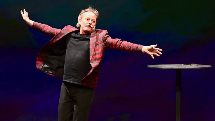 Christophe Alévêque dans son stand-up "Vieux con" au Théâtre du Rond-Point à Paris, mars 2022. (PHILIPPE ESCALIERS)