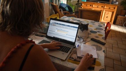 Une femme pratique le télétravail depuis son dimicile. (MOURAD ALLILI / MAXPPP)