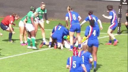 Nouvel essai à l'approche de la mi-temps, toujours grâce à la vidéo : c'est Clara Joyeux qui permet à l'équipe de France de s'envoler. 26-0 et quatre essais à 0 pour les Bleues.