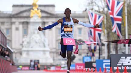 Kelvin Kiptum à l'arrivée du marathon de Londres, en Angleterre, le 23 avril 2023. (JUSTIN TALLIS / AFP)