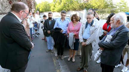 Une vingtaine de personnes se sont rassemblées, le 9 juillet 2019, devant le centre hospitalier de Reims où se trouve Vincent Lambert, pour protester contre l'arrêt de ses traitements. (FRANCOIS NASCIMBENI / AFP)