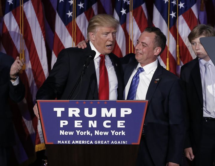 Le président-élu Donald Trump et le président du Parti républicain, Reince Priebus, le 9 novembre 2016 à New York (Etats-Unis). (MIKE SEGAR / REUTERS)