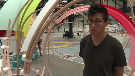 Mengzhi Zheng devant son oeuvre "Là où les vents se caressent" à l'Usine Fagor de Lyon. Septmbre 2019-&nbsp; Biennale d'art contemporain de Lyon&nbsp; (C. Cherry-Pellat / France Télévisions)