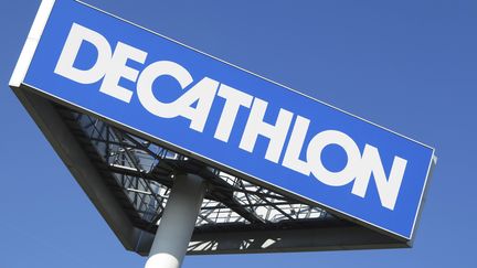 Decathlon a&nbsp;fait face à une polémique sur la commercialisation d'un hijab de sport, le 26 février 2019. (CHRISTOPHE LEHENAFF / AFP)