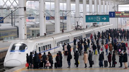 Des passagers font la queue pour prendre le train, le 21 février 2018 à Jiujiang (Chine). (HU GUOLIN / XINHUA / AFP)