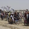 Des soutiens des talibans arborent le drapeau taliban dans la ville de Chaman, au Pakistan, à la frontière avec l'Afghanistan, le 14 juillet 2021. (TARIQ ACHAKZAI / AP / SIPA)