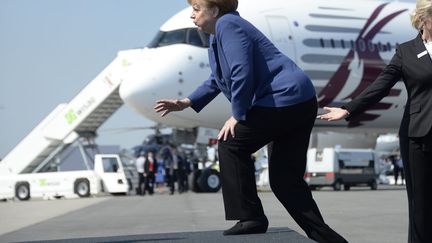 La Chanceli&egrave;re allemande Angela Merkel monte sur une estrade &agrave; l'ouverture du salon a&eacute;ronautique &agrave; Sch&ouml;nefeld (Allemagne), le 20 mai 2014. (JOHANNES EISELE / AFP)