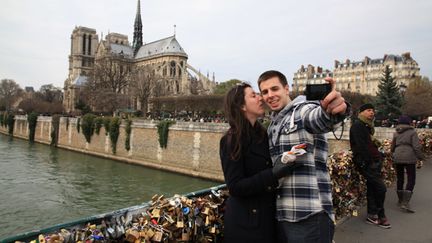  (Aussi des cadenas sur le Pont de l'Archevêché près de la cathédrale Notre-Dame © Maxppp)